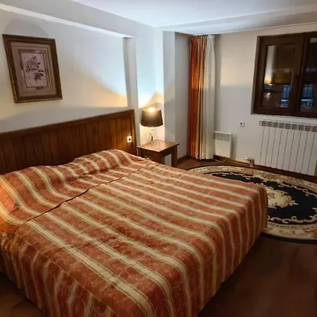 Апартамент Two Bedroom Flat Near Gondola